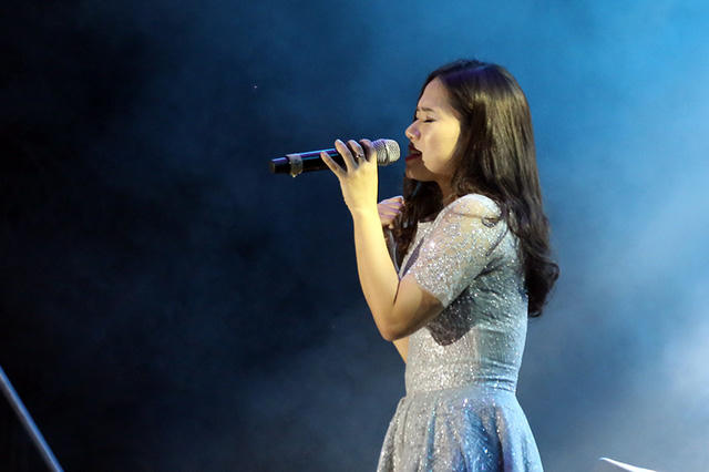 Nữ ca sĩ Thùy Chi đưa tất cả những bạn trẻ trở lại một thời ký ức với Xe đạp và Giấc mơ trưa.