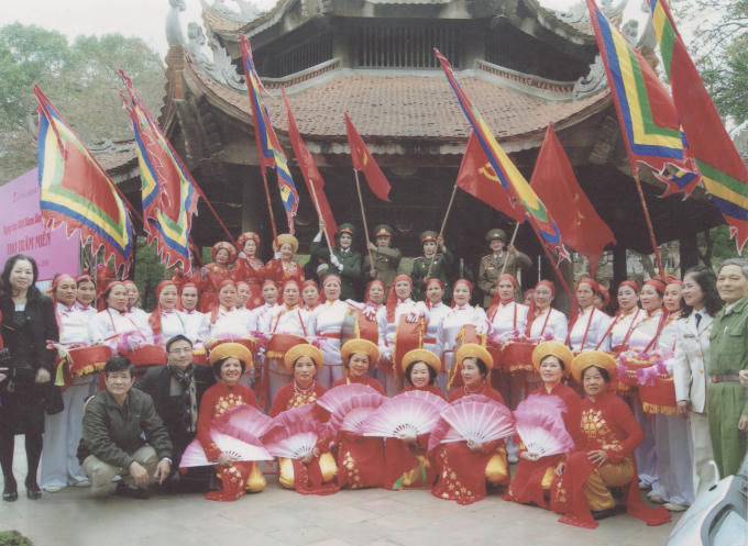 Hội viên CLB tham gia văn nghệ Ngày thơ Việt Nam năm 2016.