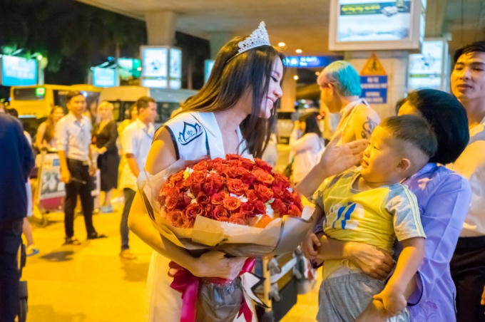 Nàng Á hậu từ đằng xa, các fan hâm mộ đồng loạt hô vang tên cô nàng, đồng thời giơ cao những tấm poster in hình người đẹp như thay lời chúc mừng đến cô.