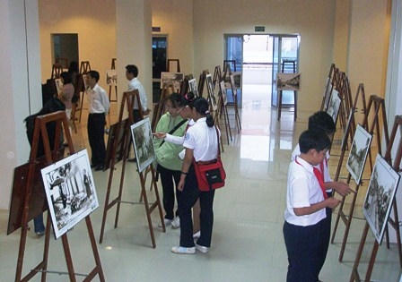 Học sinh Đà Nẵng xem triển lãm trưng bày chuyên đề Hà Nội xưa tại Bảo tàng Đà Nẵng. (Ảnh internet)