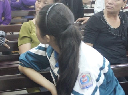 Bị hại là cô bé đang mang áo đồng phục học sinh, mẹ của đứa trẻ 6 tháng tuổi.