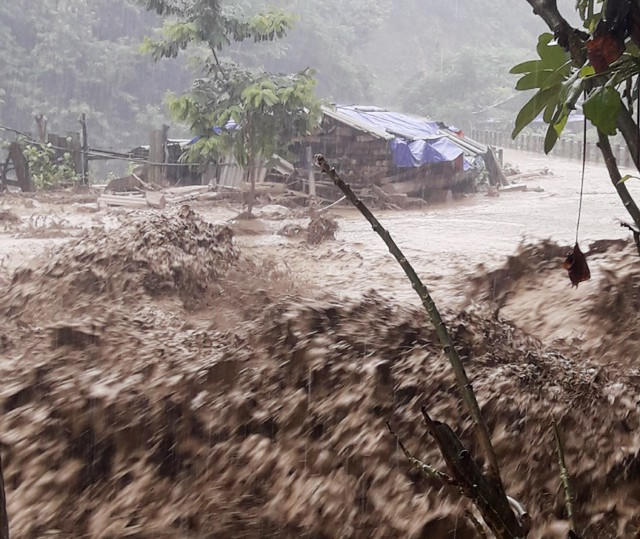 Lũ cuốn trôi, sập 9 căn nhà, khiến 2 người dân Mường Ải thiệt mạng và gần 40 người mất nhà cửa.