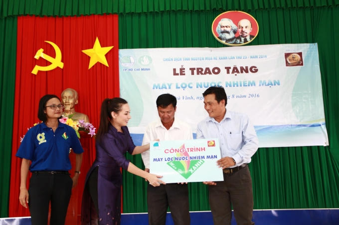 Phi Nhung trao tặng tượng trưng máy lọc nước cho đại diện UBND xã Hiệp Thạnh.