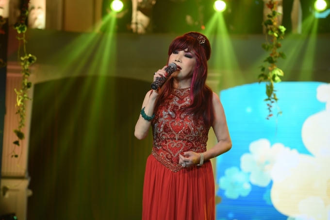 Ca sĩ Bảo Yến cũng thể hiện sáng tác của chồng -n nhạc sĩ Quốc Dũng là "Trăng trên đất khách"