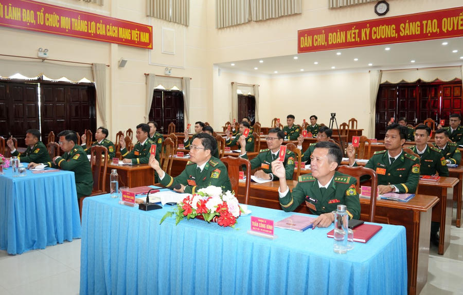 Các đại biểu biểu quyết nhất trí thông qua kết quả bầu cử Cấp ủy Chi Bộ Phòng Chính trị.
