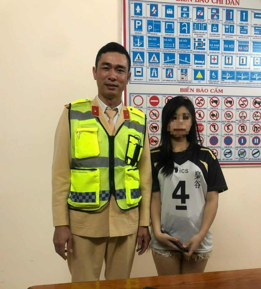 Cán bộ đội CSGT Số 2 cùng cháu Th.