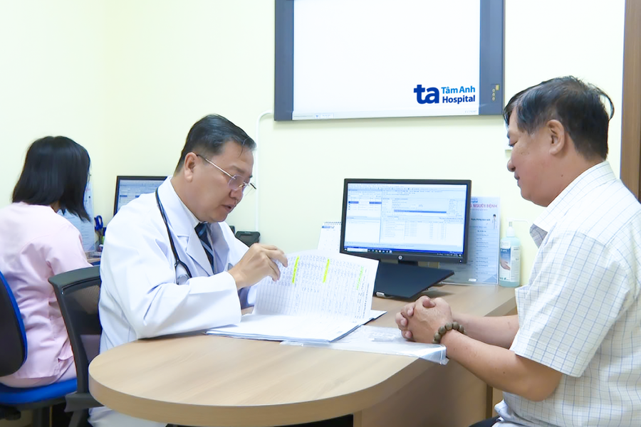 Ông Văn Tiếng khám sức khỏe tổng quát với BS.CKII Ngô Trần Quang Minh tại Bệnh viện Đa khoa Tâm Anh - Quận 8. Ảnh: Tuệ Diễm