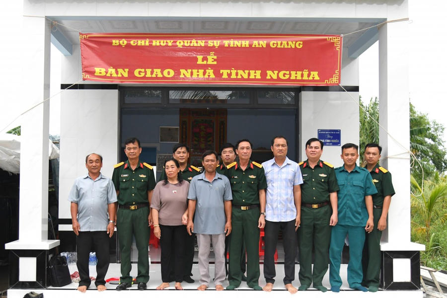 Đại tá Cao Minh Tâm, Phó Chính ủy Bộ CHQS tỉnh bàn giao nhà tình nghĩa cho gia đìnhông Huỳnh Văn Liêu trên địa bàn ấp Cống Tre, xã Hòa Điền.
