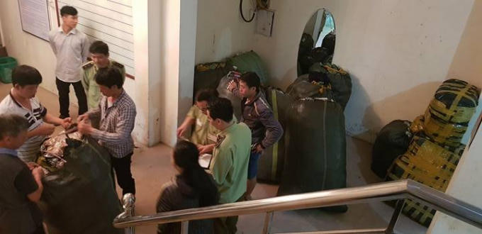Phải đến khi người đàn ông tên Nguyên (xưng là có quan hệ với chủ hàng) xuất hiện, tài xế mới chịu mở thùng xe để lực lượng chức năng kiểm tra hàng hóa