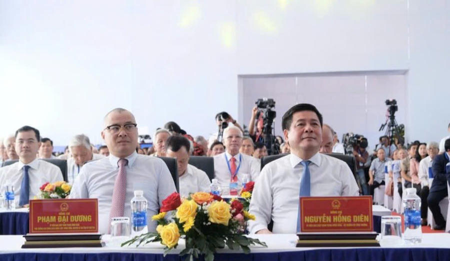 Bộ trưởng Bộ Công Thương Nguyễn Hồng Diên và ông Phạm Đại Dương, Phó trưởng Ban Chính sách chiến lược Trung ương tham dự buổi lễ. Ảnh: L.S