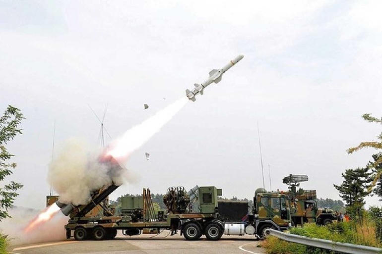 Tổ hợp tên lửa chống hạm Harpoon đặt trên mặt đất (Ảnh: Naval News).