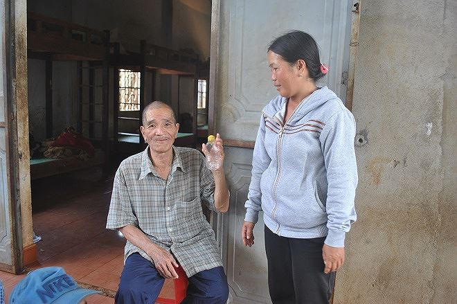 Chị Hạc vui vẻ trò chuyện với người tâm thần.