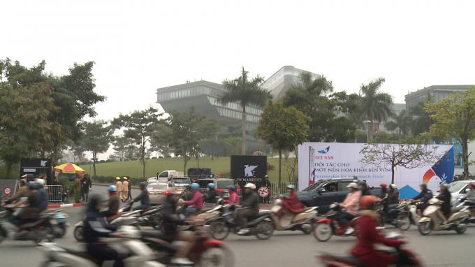 Đường Đỗ Đức Dục phía trước cổng KS Marriot giao thông vẫn hoạt đồng bình thường.