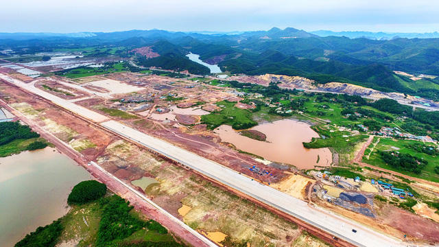 Các hạng mục cuối của sân bay Vân Đồn đang khẩn trương hoàn thành, dự kiến đưa vào vận hành cuối quý 2 2018.