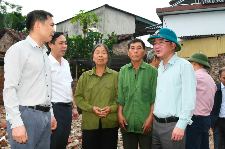 Tiến sĩ Vũ Hoài Nam - Tổng biên tập báo Pháp luật Việt Nam (người đội mũ) tới thăm gia đình ông Hà Văn Giáp tại Khu Đỗ Sơn 2, xã Liên Minh, tỉnh Phú Thọ.