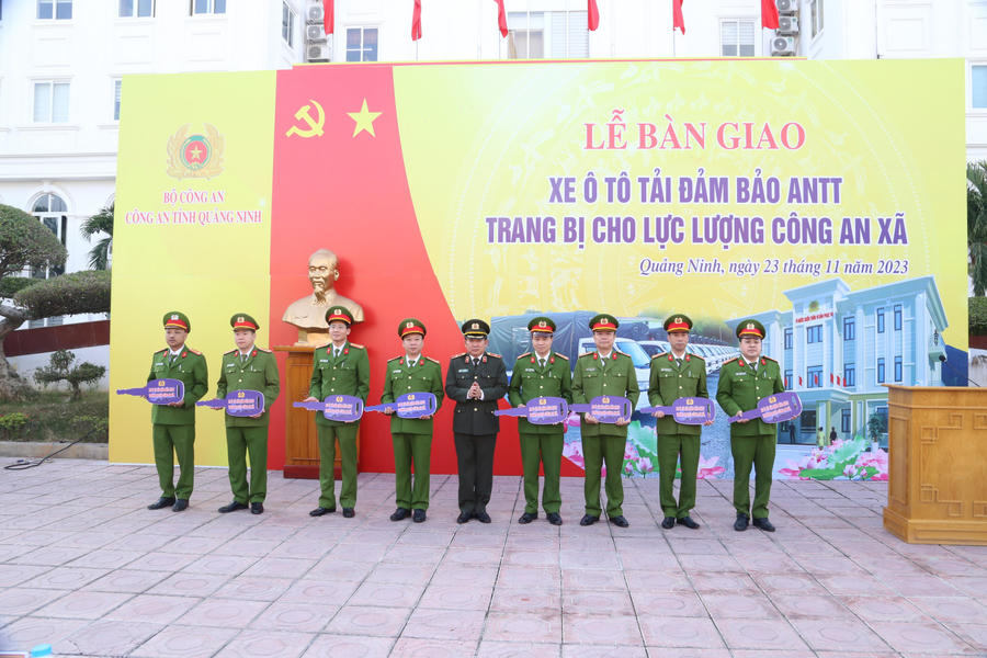 giam-doc-cong-an-tinh-trao-tang-chia-khoa-bieu-trung-xe-o-to-chuyen-dung-cho-cong-an-08-dia-phuong-duoc-nhan-ban-giao-xe