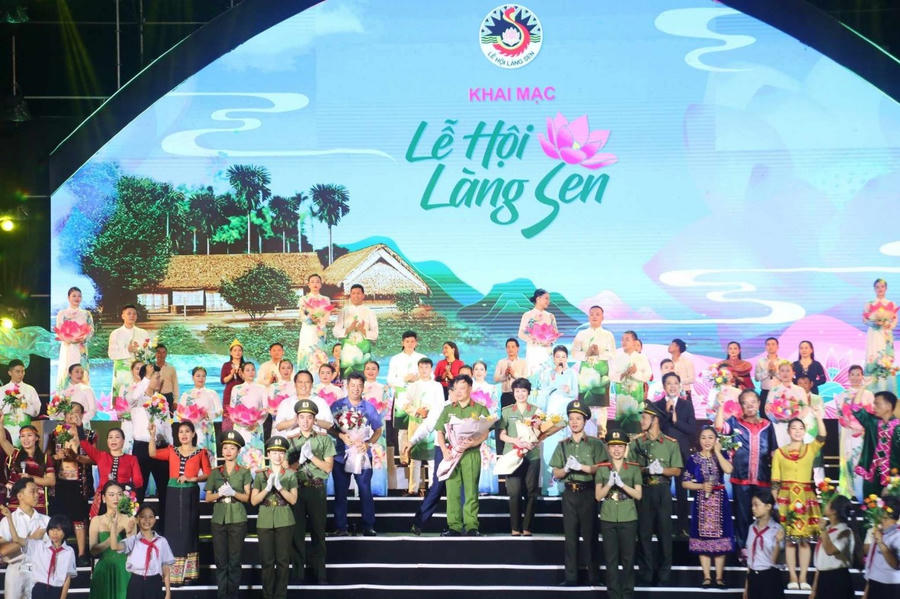 Đông đảo các nghệ sỹ tham gia Lễ hội Làng Sen.