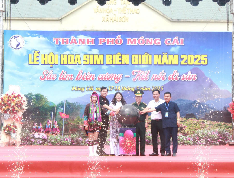 Các đại biểu thực hiện nghi thức nhấn nút khai mạc Lễ hội hoa sim năm 2025.
