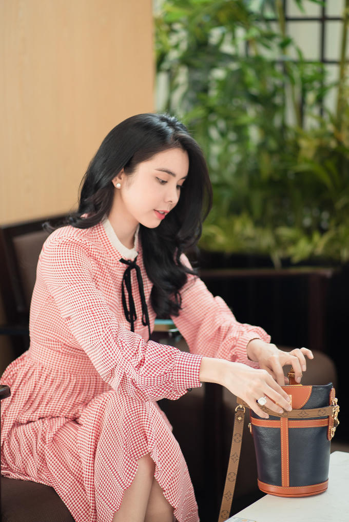 Huỳnh Vy phản b&aacute;c quan niệm người đẹp l&agrave; phải x&agrave;i h&agrave;ng hiệu