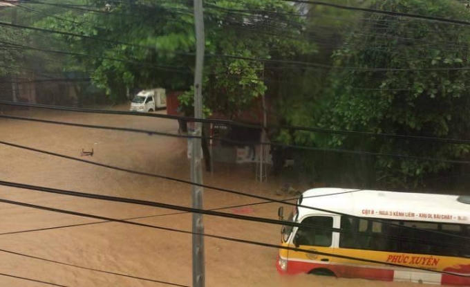 Giao thông bị tê liệt do mưa lớn kéo dài.