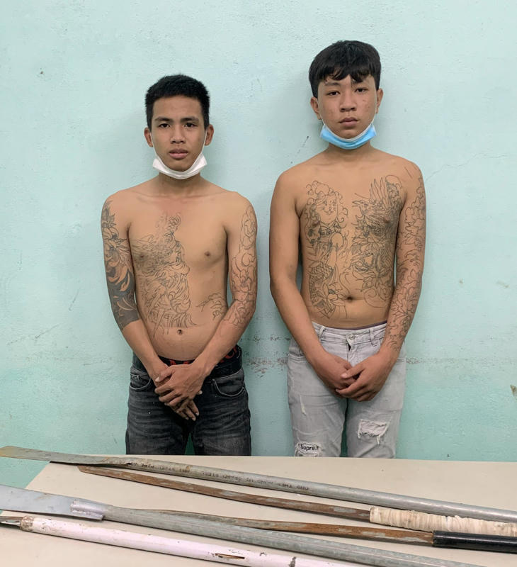 Hai thanh, thiếu niên trong nhóm của Dương Văn Hòa cùng hung khí bị Công an Vĩnh Điện thu giữ.