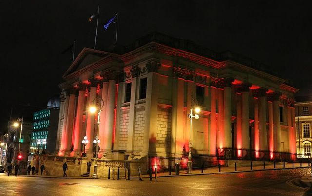 Tòa thị chính thành phố tại Dublin, Ireland được nhuộm ánh sáng đỏ để đón mừng năm mới âm lịch.
