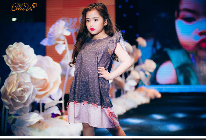 Sự kết hợp của màu sắc trên nền họa tiết chấm bi mang đến dáng vẻ mới lạ cho những bộ cánh dành cho bé trong mùa thu đông sắp tới, nhưng vẫn không làm mất đi vẻ đẹp cổ điển, tinh tế vốn được biết đến khi nhắc tới các thiết kế của EllieVu suốt thời gian qua.