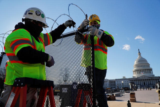 Các chướng ngại vật, hàng rào dây thép gai, chốt chặn được dựng khắp nơi ở Washington để ngăn người ngoài tiếp cận.