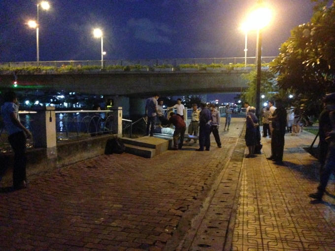 Thi thể nạn nhân được vớt lên bờ.