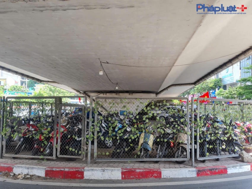 Cận cảnh những điểm trông giữ xe núp dưới chân cầu vượt tiềm ẩn nguy cơ bất an giữa lòng Hà nội
