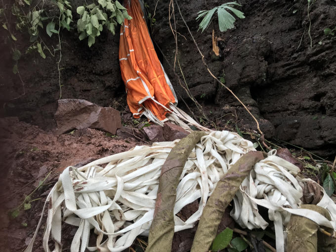 Clip - B&ecirc;n trong hiện trường chiếc m&aacute;y bay Su22 vỡ vụn sau tiếng nổ lớn