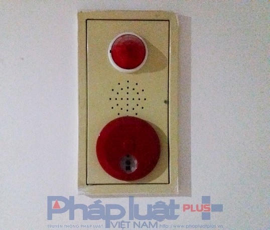Các đèn và chuông báo cháy được lắp đặt nhưng không rõ có hoạt động hay không.