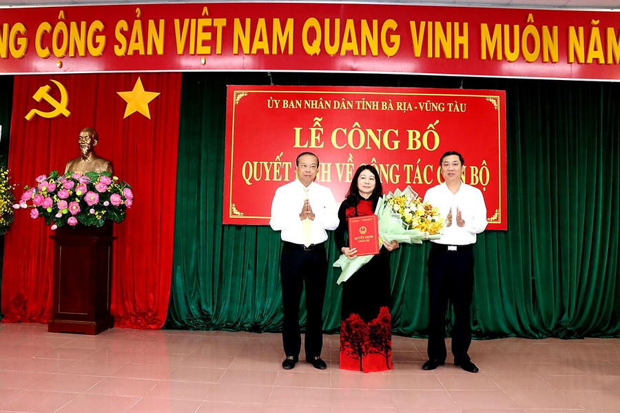 Bà Đỗ Thị Hồng - Tân Chủ tịch huyện Đất Đỏ phát biểu nhận nhiệm vụ