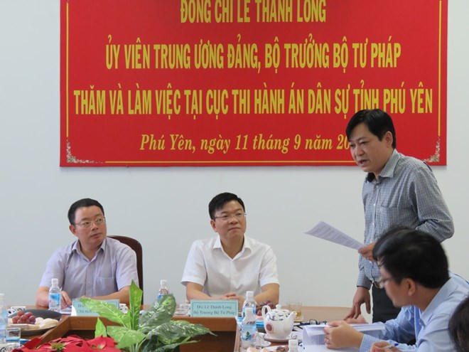 Bộ trưởng Lê Thành Long và Chủ tịch UBND tỉnh Phú Yên Hoàng Văn Trà cùng nghe báo cáo, đánh giá về công tác THADS.