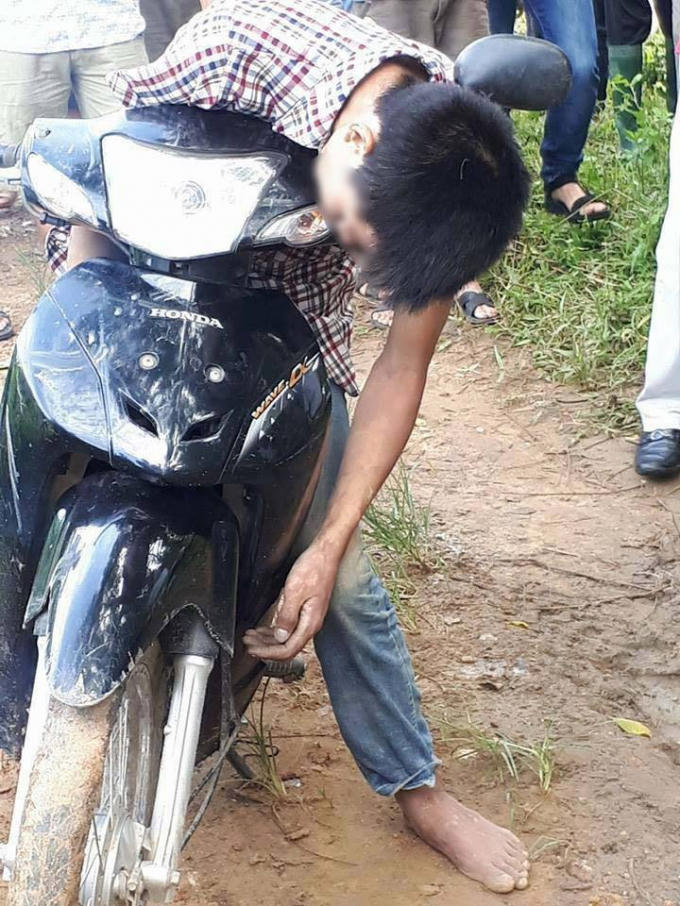 Nam thanh niên tử vong bất thường bên vệ đường.