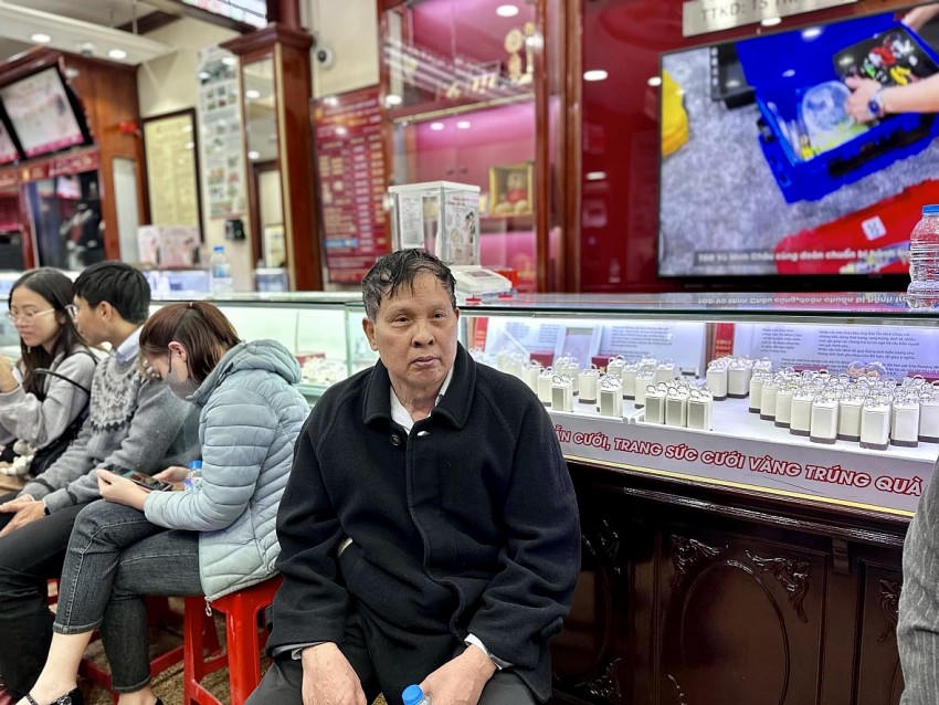 Ông Đào Văn Thịnh, người mua vàng tại cửa hàng vàng Bảo tín Minh Châu trụ sở Trần Nhân Tông, Hà Nội.