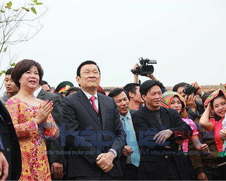 Với niềm tin vững chắc vào thắng lợi của công cuộc đổi mới sẽ làm tươi thắm hơn sắc xuân trên mọi miền của Tổ quốc, Chủ tịch nước gửi tới toàn thể đồng bào 54 dân tộc anh em, đồng chí và chiến sỹ cả nước, đồng bào Việt Nam ở nước ngoài lời chúc mừng năm mới tốt đẹp nhất,...