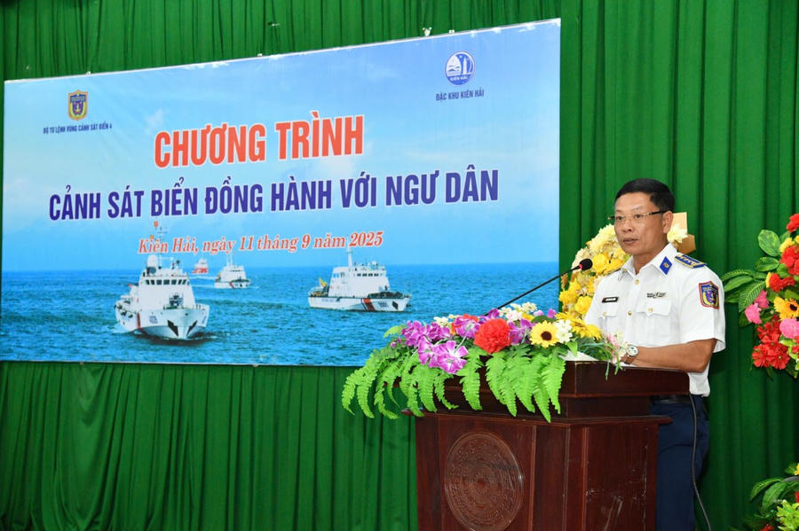 Đại tá Phan Duy Cường – Phó Tư lệnh Quân sự, Bộ Tư lệnh Vùng Cảnh sát biển 4 phát biểu tại chương trình.