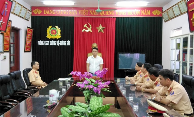 Sáng nay (ngày 1/8), bác sĩ Cường, chủ nhân bọc tiền 21 triệu đồng đã được CSGT Thanh Hóa trao trả số tiền đánh rơi