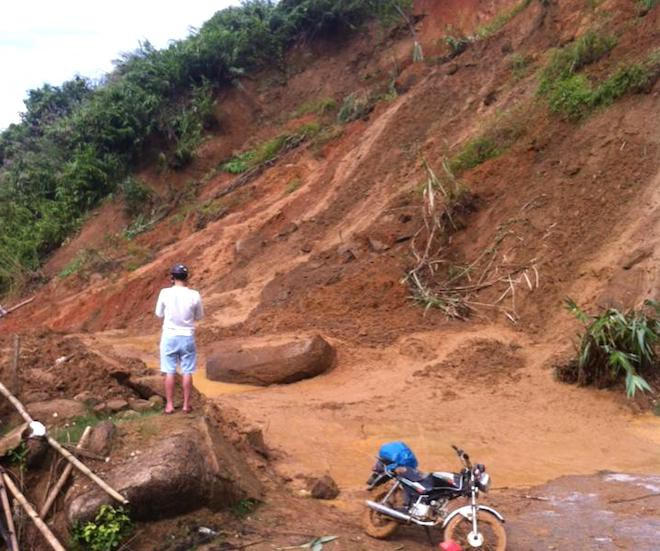 Mưa lũ làm đất đá sạt lở xuống quốc lộ 16 ở huyện Quế Phong.