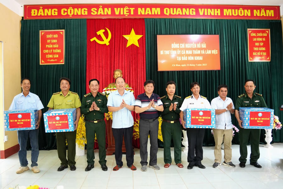Đoàn công tác tặng quà động viên cán bộ, chiến sĩ và các lực lượng đang làm nhiệm vụ trên đảo Hòn Khoai.