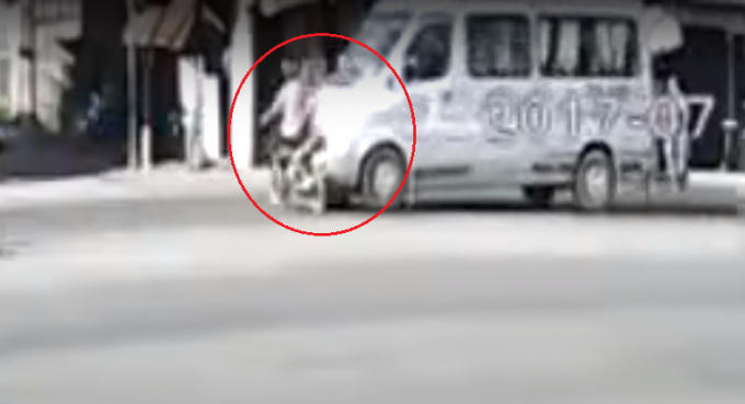 Hình ảnh nam thanh niên bị ô tô đâm hất văng.