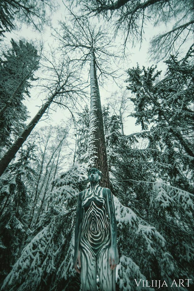 T&agrave;ng h&igrave;nh c&ugrave;ng với nghệ thuật &ldquo;body-painting&rdquo;