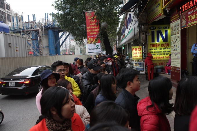 7h30' ngày 10/01 âm lịch, dòng người đổ về mỗi lúc một đông