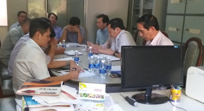 Ông Hoàng Xuân Ngân - Phó GĐ Sở TNMT tỉnh Đắk Lắk (trong cùng bên phải) làm trưởng đoàn đang làm việc với ông Phạm Bá Sỹ - TGĐ Nhà máy chế biến tinh bột sắn Ea Kar. (người che mặt)