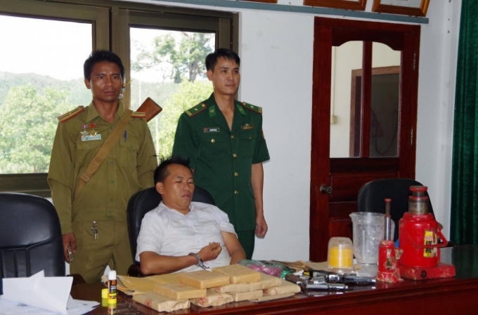 Đối tượng Thào Nhìa Minh và tang vật.