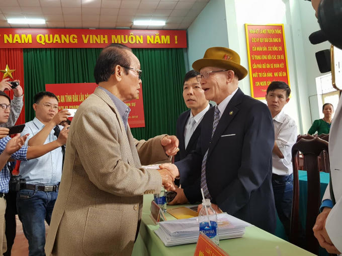 Ông Bùi Văn Nghị (quyền trưởng phòng chỉ đạo điều tra) bắt tay xin lỗi ông Nguyễn Lâm Sáu.