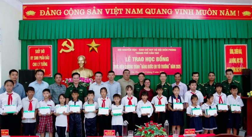 Đại biểu chụp hình lưu niệm với các em học sinh tại buổi lễ trao học bổng tại xã Vĩnh Hải, TP Cần Thơ. Ảnh: Văn Long