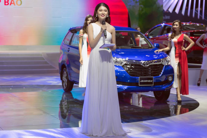 Á hậu Thuỳ Dung tiếp tục lấn sân vai trò MC song ngữ