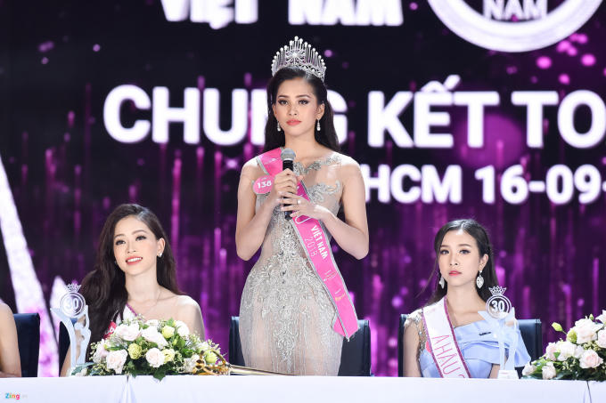 Danh hiệu Á hậu 1 và Á hậu 2 lần lượt được trao cho Bùi Phương Nga (sinh năm 1998, quê Hà Tĩnh) và Nguyễn Thị Thúy An (sinh năm 1997, đến từ Kiên Giang). Nhiều người lo ngại tân hoa hậu tuổi đời còn trẻ, lại không có nhiều thời gian tập luyện, chuẩn bị, nên có thể sẽ gặp khó khăn khi tranh tài ở đấu trường quốc tế.